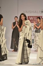 Model walk the ramp for Vaishali S Show at Wills Lifestyle India Fashion Week 2012 day 4 on 9th Oct 2012 (1).JPG